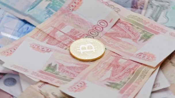 Rus rublesi kağıt banknotlarında altın bitcoin parlatıcısının döngüsü — Stok video