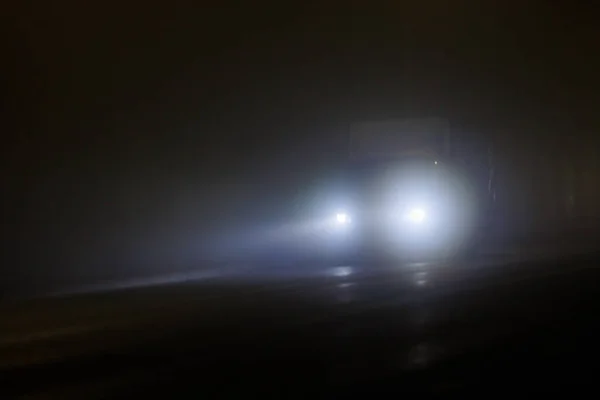 Defocus alleen minivan bewegen op lege nacht mistige weg — Stockfoto