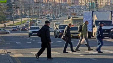 Rusya 'nın orta caddelerinde sonbahar sabahı araba trafiği