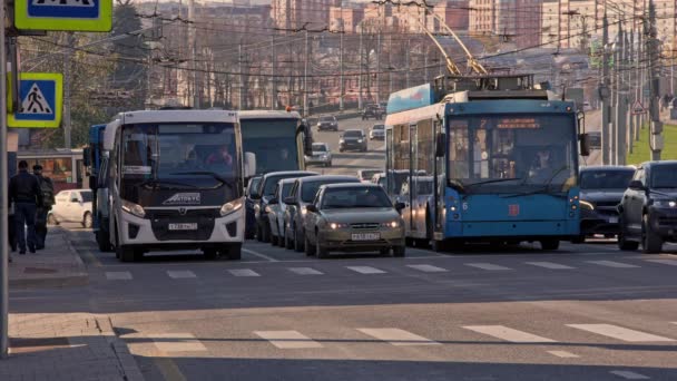 Pedoni che attraversano la strada di fronte al traffico automobilistico nelle strade centrali di Tula, Russia — Video Stock