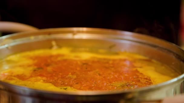 Vapeur et vapeur s'élèvent de la soupe chaude dans une casserole — Video
