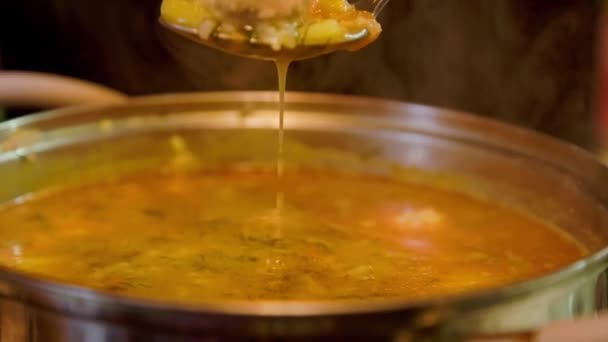 Beyaz el, sıcak pirinç köfteli çorba ile kaşığı karıştırıyor. — Stok video