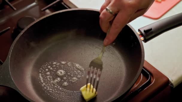 Morceau Beurre Fond Dans Une Casserole Préchauffée Rayée Une Femme — Video