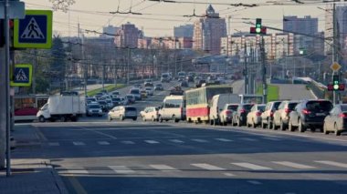 Rusya 'nın merkez caddelerinde sonbahar sabahında araba trafiği - 23 Ekim 2021