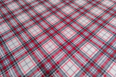 Beyaz, gri ve kırmızı renkli ekose desenli kumaş yüzey perspektifinin yakın plan görüntüsü