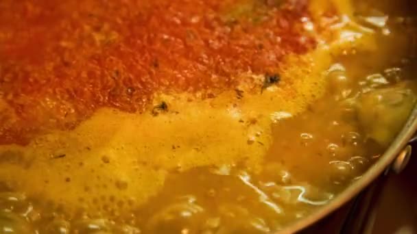 ステンレス製のスープにミートボールが沸騰した自家製のお米スープは 温まりながらステンレス製の鍋で沸騰します クローズアップ 4回減速 — ストック動画