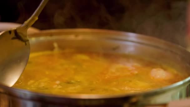 白高加索手搅拌热饭肉丸汤用勺子包 慢下来特写 有选择的焦点 — 图库视频影像