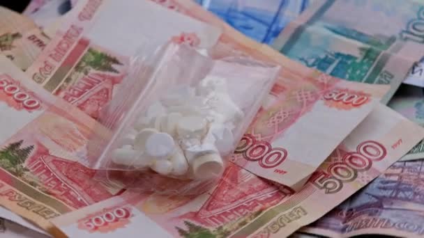 Rus Rublesi Kağıt Banknotları Beyaz Uyuşturucu Kapsülleriyle Plastik Poşetin Yakın — Stok video