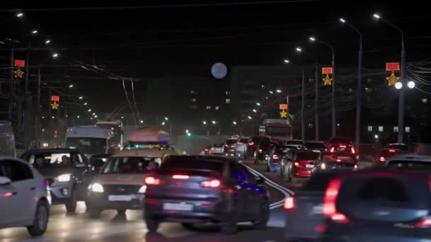Вуличний Рух Нічного Автомобіля Центральній Частині Вулиці Захоплений Телеоб Єктивом — стокове відео