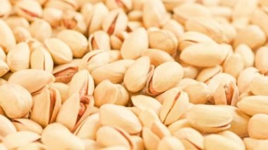 Dönen şam fıstıkları tam kare yakın plan.