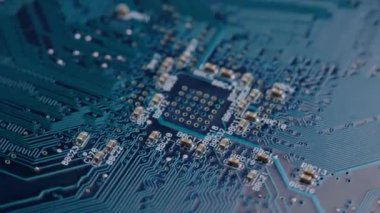 Radyal iletken izli mavi bilgisayar elektronik devre kartı ve yüzey montajlı cihaz kondansatörleri dönen makro yakın görüntü döngüsü