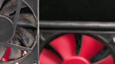 titreyen tozlu bilgisayar vantilatörlerini havalandırma toz parçacıklarıyla yakın çekimde durdurup durdurma