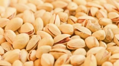 Dönen şam fıstıkları tam kare yakın plan.