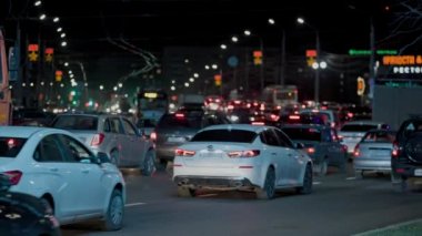 Rusya, Tula 'da 18 Ekim 2021' de merkez caddelerde gece araba trafiği telefoto lensi ile yakalandı.