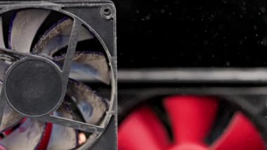 Tozlu 90 mm pc 'lik uçan toz parçacıkları ile yakın çekim fanı durduruldu - bilgisayar bakımı arka planı dört kez yavaşlatıldı