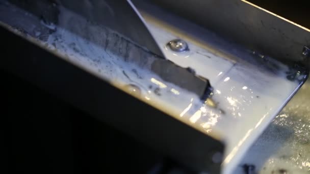浮油冷却剂用圆盘式撇油器 现代Cnc铣床的一部分 宏观视图 — 图库视频影像