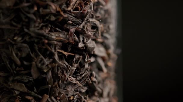 Schleife Spinnen Trockener Schwarzer Tee Innerhalb Glassäule Nahaufnahme Hintergrund — Stockvideo