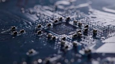 Radyal iletken izli mavi bilgisayar elektronik devre kartı ve yüzey montajlı cihaz kondansatörleri dönen makro yakın görüntü döngüsü