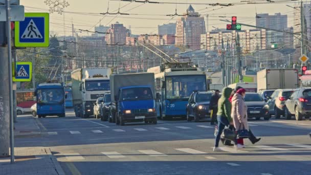 Pejalan Kaki Menyeberang Jalan Depan Lalu Lintas Mobil Jalan Jalan — Stok Video