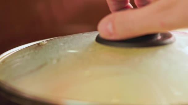 Main Caucasienne Ouvre Ferme Couvercle Verre Poêle Avec Une Omelette — Video