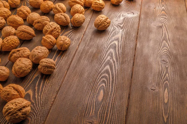 Nombreuses Noix Avec Des Coquilles Éparpillées Hasard Sur Surface Table — Photo