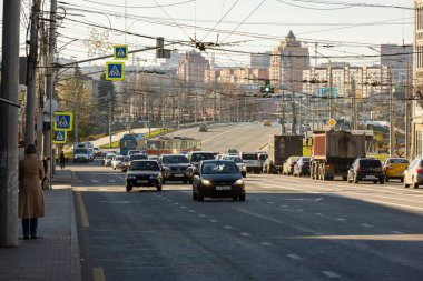 Rusya 'nın merkez caddelerinde sonbahar sabahı güneş ışığı altında araba trafiği - 23 Ekim 2021