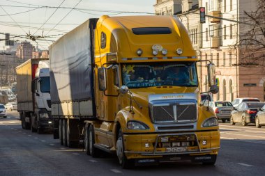 Rusya 'nın merkez caddesinde hareket eden eski sarı bir yük kamyonu. 23 Ekim 2021
