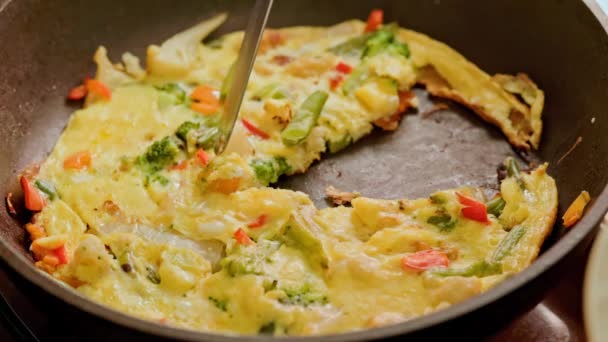 Hand Med Spatel Skivning Omelett Med Färska Grönsaker — Stockvideo