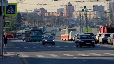 Rusya 'nın merkez caddelerinde sonbahar sabahında araba trafiği - 23 Ekim 2021