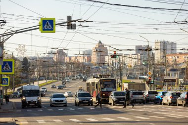 Rusya, Tula 'nın merkez caddelerinde, güz sabahında trafiği durduran yaya trafiği - 23 Ekim 2021