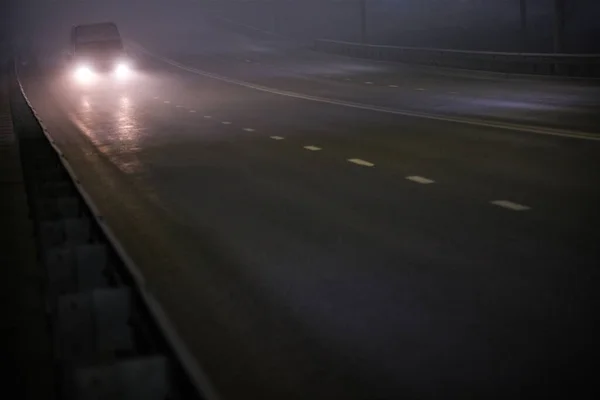 Alleen Minibusje Bewegen Lege Nacht Mistige Weg — Stockfoto