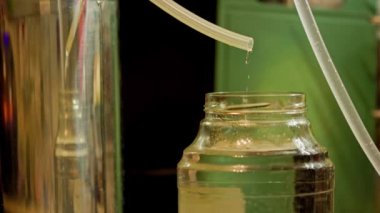 Ayışığı alkolünün damıtılması için yerel amatör damıtma ekipmanı, seçici odaklı yakın plan..