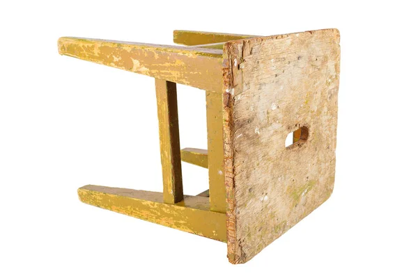 旧的旧木制凳子 上有皮林果黄油漆 阁楼风格的椅子隔离在白色的背景上 躺在旁边 — 图库照片