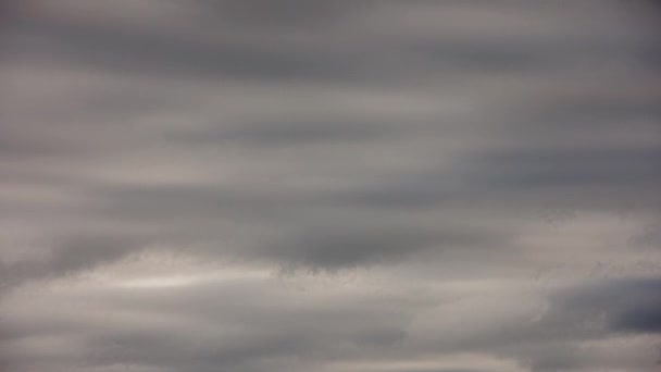Пасмурные Серые Облака Текущие Горизонтально Прямо Над Горизонтом Телефотосъемка — стоковое видео