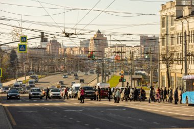 Rusya, Tula 'nın merkez caddelerinde, güz sabahında trafiği durduran yaya trafiği - 23 Ekim 2021