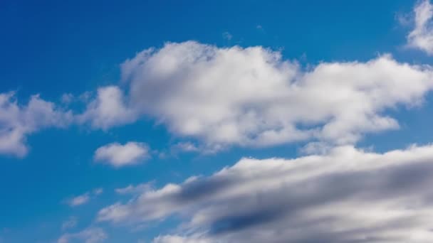 Nubes Mixtas Que Vuelan Sobre Cielo Azul Luz Del Día — Vídeos de Stock