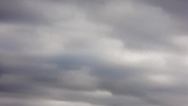 Nublado Nubes Grises Que Fluyen Rápidamente Horizontalmente Teleobjetivo Time Lapse — Vídeos de Stock