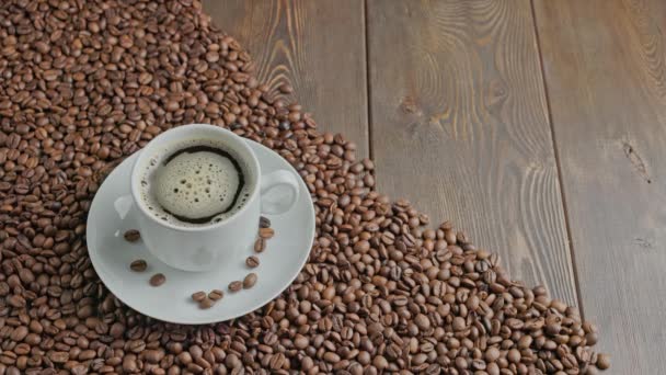 Heißer Schwarzer Kaffee Einem Weißen Becher Mit Sich Drehenden Blasen — Stockvideo