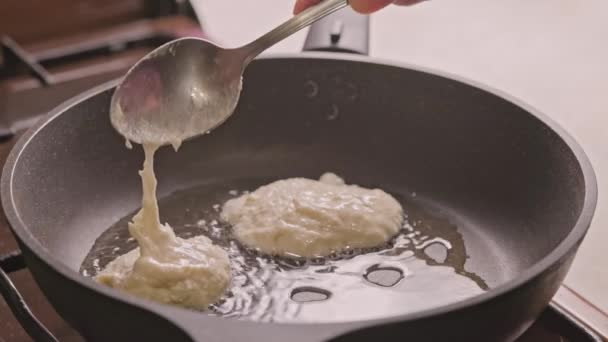 Krepleri Pişirirken Yarı Sıvı Hamuru Sebze Yağıyla Kaplanmış Bir Tavaya — Stok video