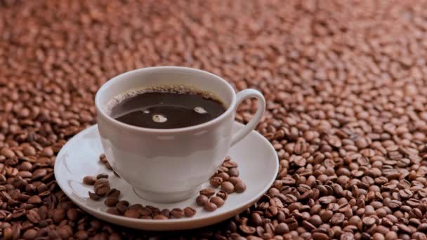 뜨거운 커피를 원두로 표면을 거품을 선택적 초점으로 가까이 전망을 바라봅니다 — 비디오