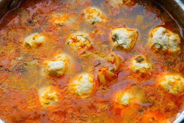 Köfteli soğuk çorba. Tam kare..