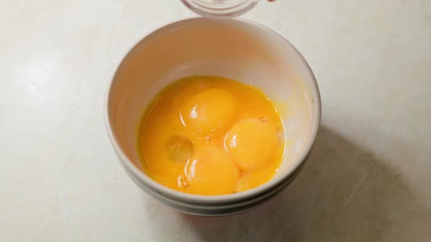 高级高加索女人盐蛋蛋黄在一个碗里 特写镜头 — 图库视频影像
