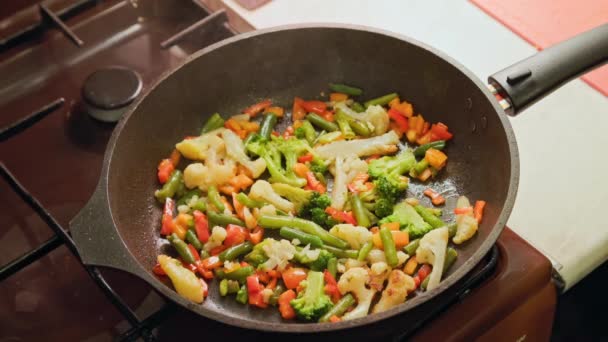 Primo piano al rallentatore della frittura di verdure in padella con vapore e senza coperchio — Video Stock