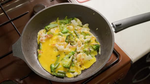 Primo piano al rallentatore della frittura di verdure in padella con vapore e senza coperchio — Video Stock