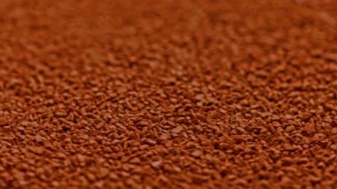 Dondurulmuş hazır kahve taneciklerinin tam kare döndürme arka planı - seçici odaklı aşırı yakın plan