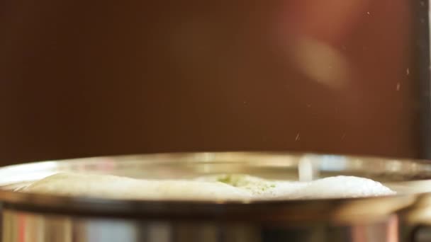 コーカシア人の手で沸騰したスープの鍋からガラスの蓋を取り除き — ストック動画