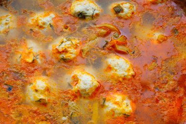 Köfteli soğuk çorba. Tam kare.