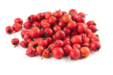 Beyaz arka planda izole edilmiş küçük böğürtlen yığını