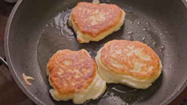 Tavada sebze yağıyla kızartılan gözlemeler.