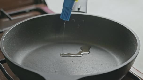 Aceite vegetal se vierte en una sartén precalentada durante la cocción — Vídeo de stock